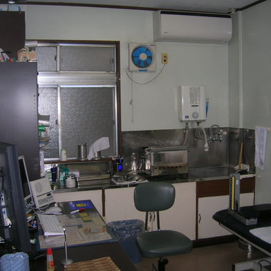 既存の産婦人科の診療を継続しながら工事を順に分けて耐震補強工事も同時にリニューアルした事例の施工前写真（1枚目）