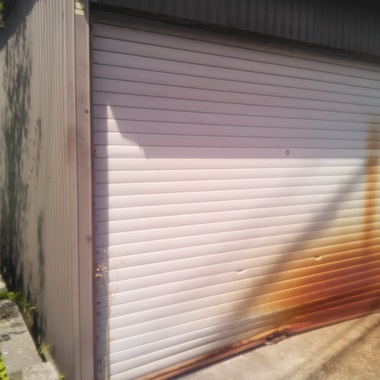 電動軽量シャッター取替工事の施工前写真（1枚目）