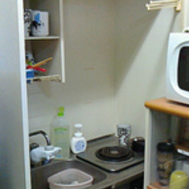 某私立高校の職員室のミニキッチンを新しいミニキッチンに交換の施工前写真（1枚目）