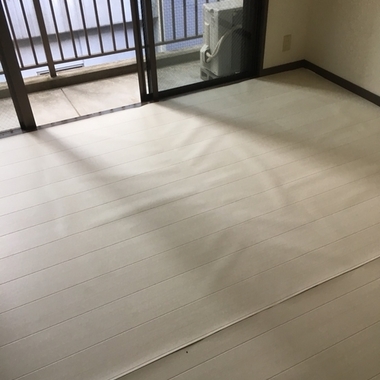 フロアータイルにリフォームの施工前写真（1枚目）