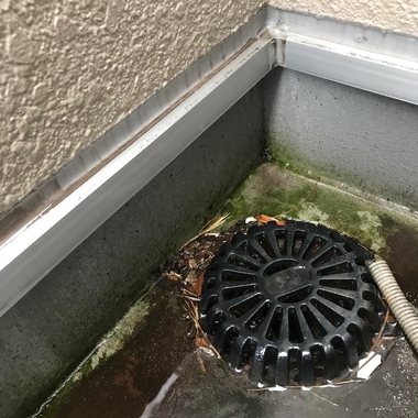 ベランダ防水工事の施工前写真（1枚目）