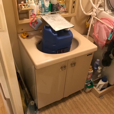 洗面化粧台の取替工事の施工前写真（1枚目）