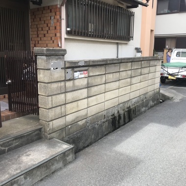ブロック塀からフェンス設置工事の施工前写真（1枚目）