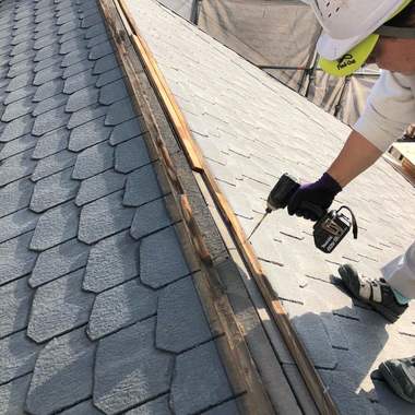 名古屋市千種区にて天窓付きの屋根ダンネツトップカバー工法の施工前写真（1枚目）