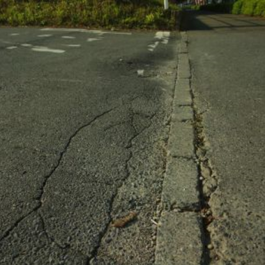 駐車場アスファルト補修工事前