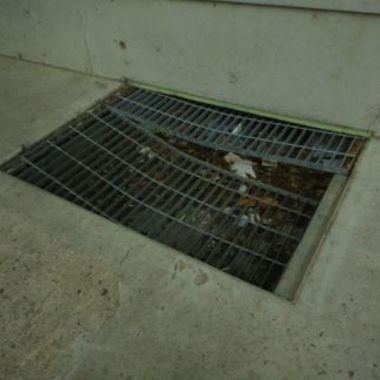 駐輪場 鉄板敷き前