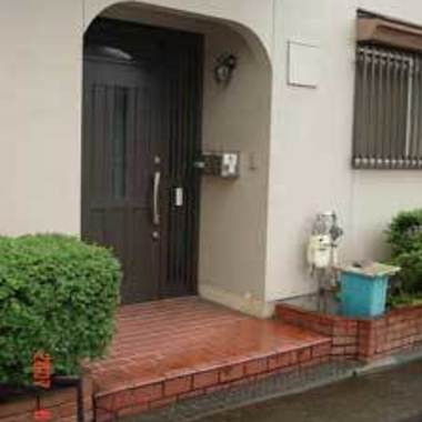 愛知県名古屋市×玄関手摺取付×雨の日も安心の施工前写真(0枚目)